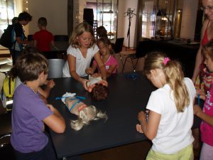 Ferienexpress 2011 "Spiel und Spaß im Mittelalter?", Fatschenkind, Foto: Stadtarchäologie Hall i.T.