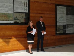 Pressekonferenz zur Präsentation der Schauvitrinen "Glashütte Hall in Tirol", Bürgermeisterin Dr. Eva Maria Posch und Geschäftsführer TIGEWOSI Dir. Ing. Franz Mariacher, 2013, Foto: Stadtarchäologie Hall i.T.