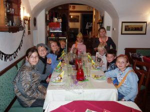 Kindergeburtstag "Ein Fest in der Burg", Jause in der Burgtaverne, 2011, Foto: Stadtarchäologie Hall i.T.