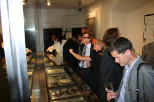 Ausstellungsführung von Mag. Armine Wehdorn für GR Dr. Werner Schiffner (Mitte), Foto: Stadtarchäologie Hall i.T.