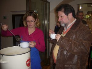 2. Feldforschungsbilanz 2009, Julia Stadler sorgt für unser leibliches Wohl, Foto: Stadtarchäologie Hall i.T.