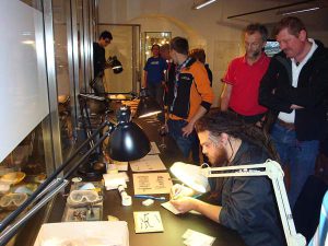 Lange Nacht der Kirchen, Restaurator Chris Moser bei der Arbeit, 2010, Foto: Stadtarchäologie Hall i.T.