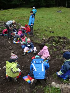 Archäologische Kindergrabung 2010, St. Magdalena, Foto: Stadtarchäologie Hall i.T.