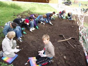 Archäologische Kindergrabung 2010, St. Magdalena, HS Dr. Posch, Foto: Stadtarchäologie Hall i.T.