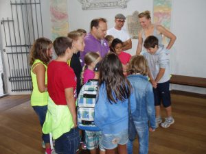 Ferienexpress Hall-Absam 2013, "Entdeckungen über und unter den Dächern von Hall", Station Josefskirche, Foto: Stadtarchäologie Hall i.T.