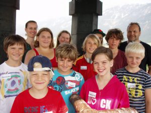 Ferienexpress Hall-Absam 2013, "Entdeckungen über und unter den Dächern von Hall", Gruppenfoto am Kirchturm, Foto: Stadtarchäologie Hall i.T.