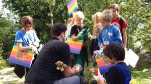 Archäologische Kindergrabung 2013, Verteilung des Arbeitswerkzeuges, Foto: Stadtarchäologie Hall i.T.