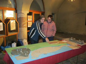 Haller Nightseeing 2013, Mag. Anny Awad erklärt das Modell der Flusslandschaft Halls, Foto: Stadtarchäologie Hall i.T.