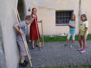 Ferienexpress 2010, Stelzengehen, Foto: Stadtarchäologie Hall i.T.