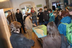 Besuch der StudienanfängerInnen des Instituts für Archäologien der Universität Innsbruck, 2013, Foto: Stadtarchäologie Hall i.T.