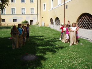 Ferienexpress 2011 "Spiel und Spaß im Mittelalter?", Sackhüpfen, Foto: Stadtarchäologie Hall i.T.