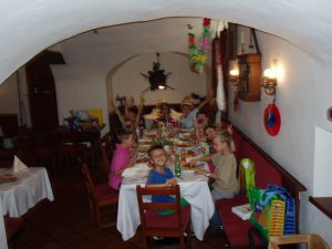 Kindergeburtstag "Ein Fest in der Burg", Jause in der Burgtaverne 2013, Foto: Stadtarchäologie Hall i.T.