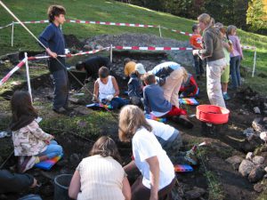 Archäologische Kindergrabung, 2007, St. Magdalena im Halltal, Foto: Stadtarchäologie Hall i.T.