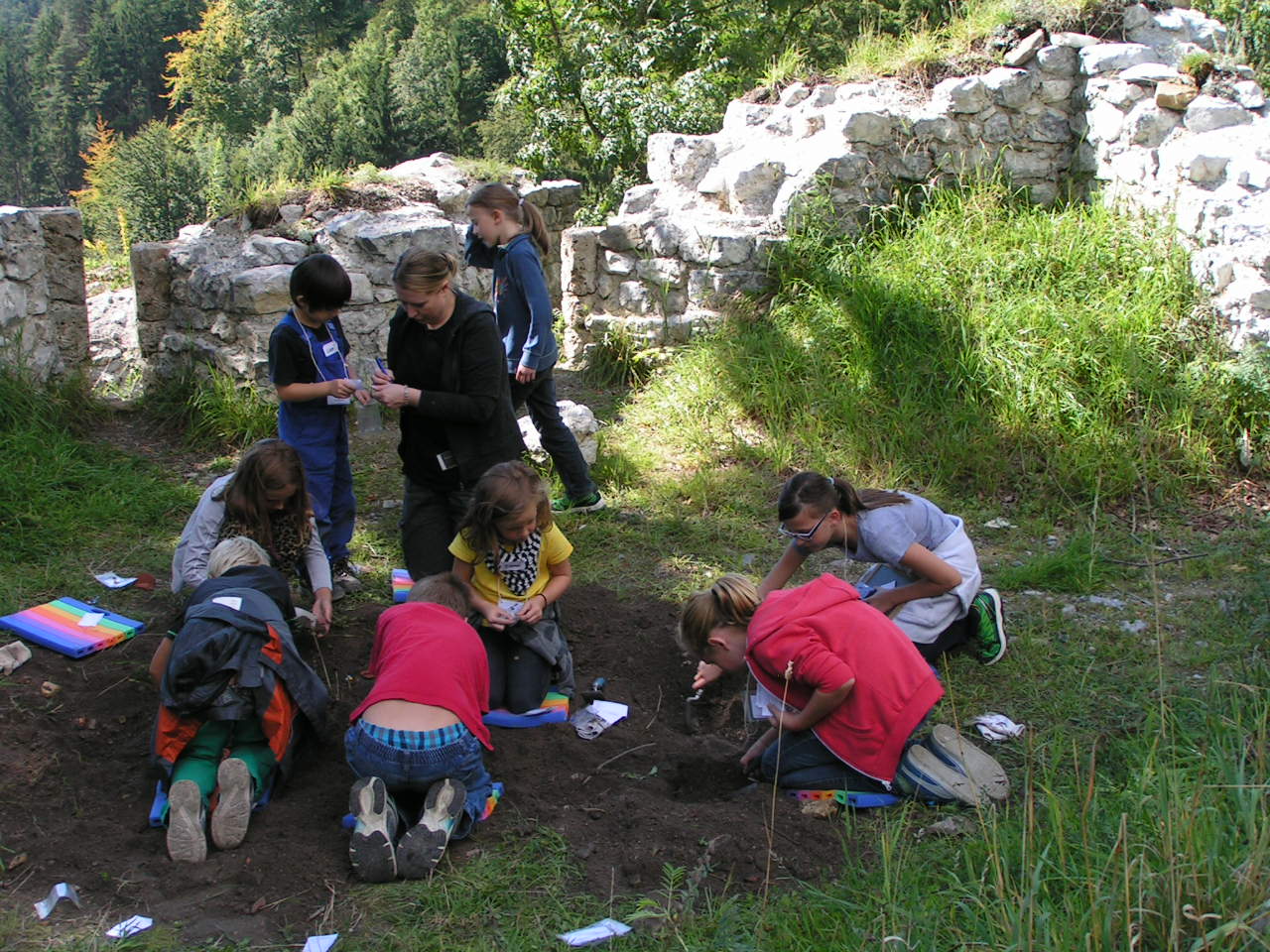 Arch ologische Kindergrabung 2013 Stadtarch ologie Hall In Tirol arch-ologische-kindergrabung-2013-stadtarch-ologie-hall-in-tirol
