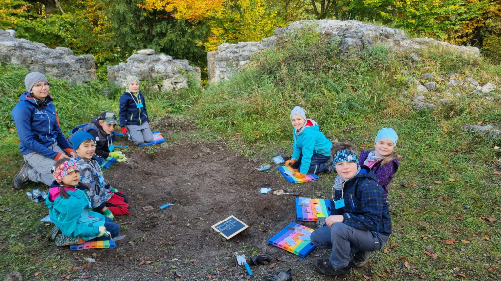 Arch ologische Kindergrabung 2022 Stadtarch ologie Hall In Tirol arch-ologische-kindergrabung-2022-stadtarch-ologie-hall-in-tirol